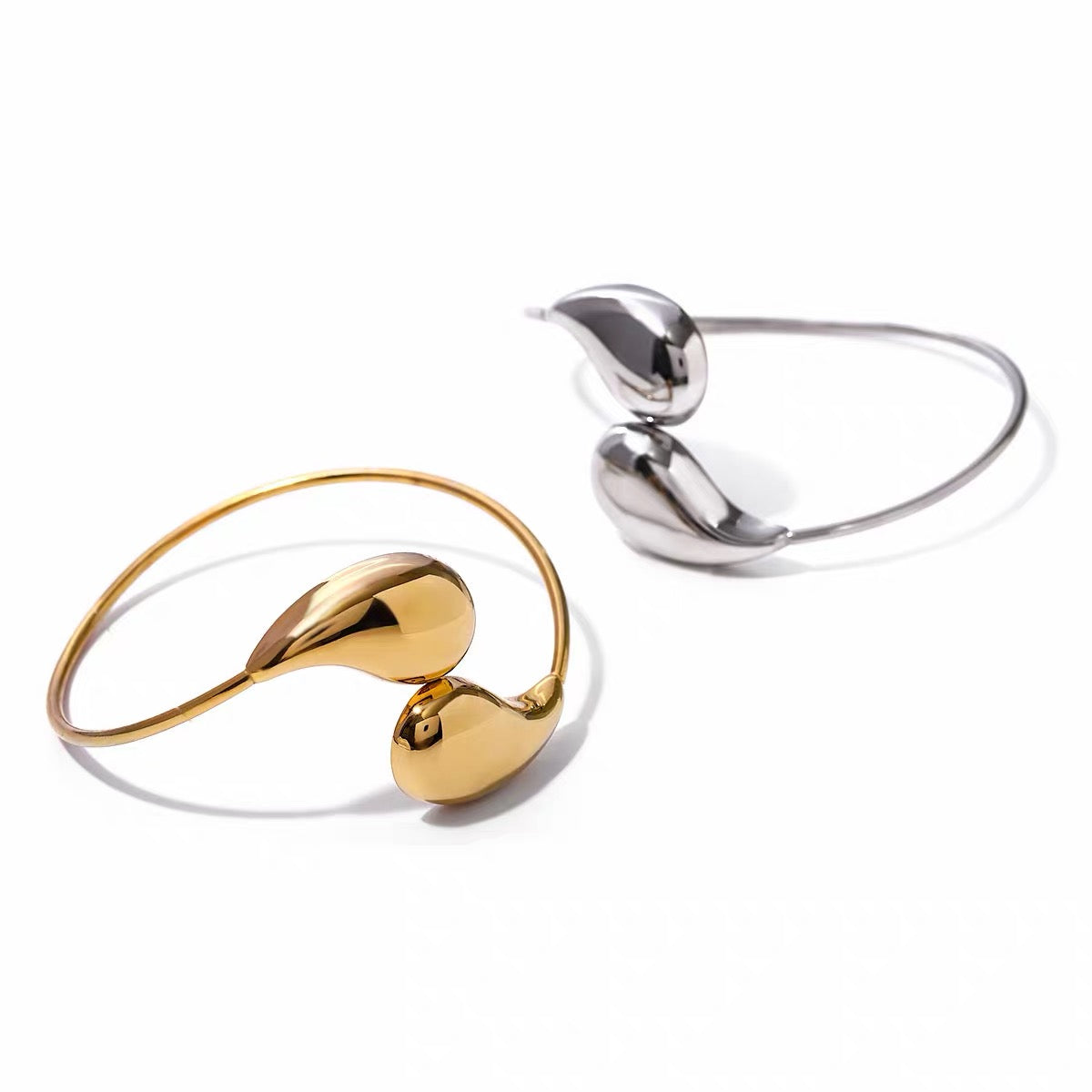 Minimalist bangle in 18k gold, gold charm bracelet for women, gold bracelet with zirconia