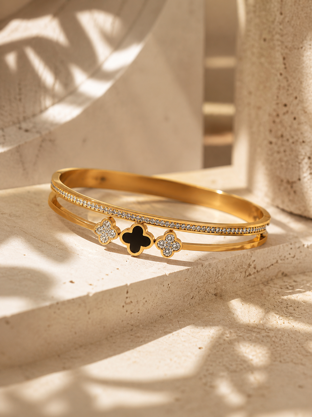 Élora Clover Gold Bangle