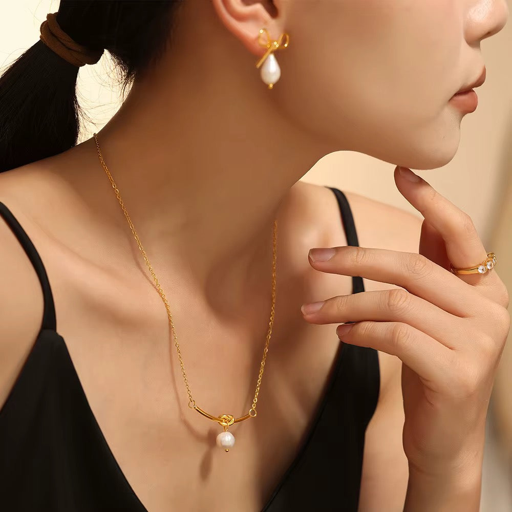 Elegant Gold-Tone Pearl Jewellery Set – Bow Design Necklace & Earrings