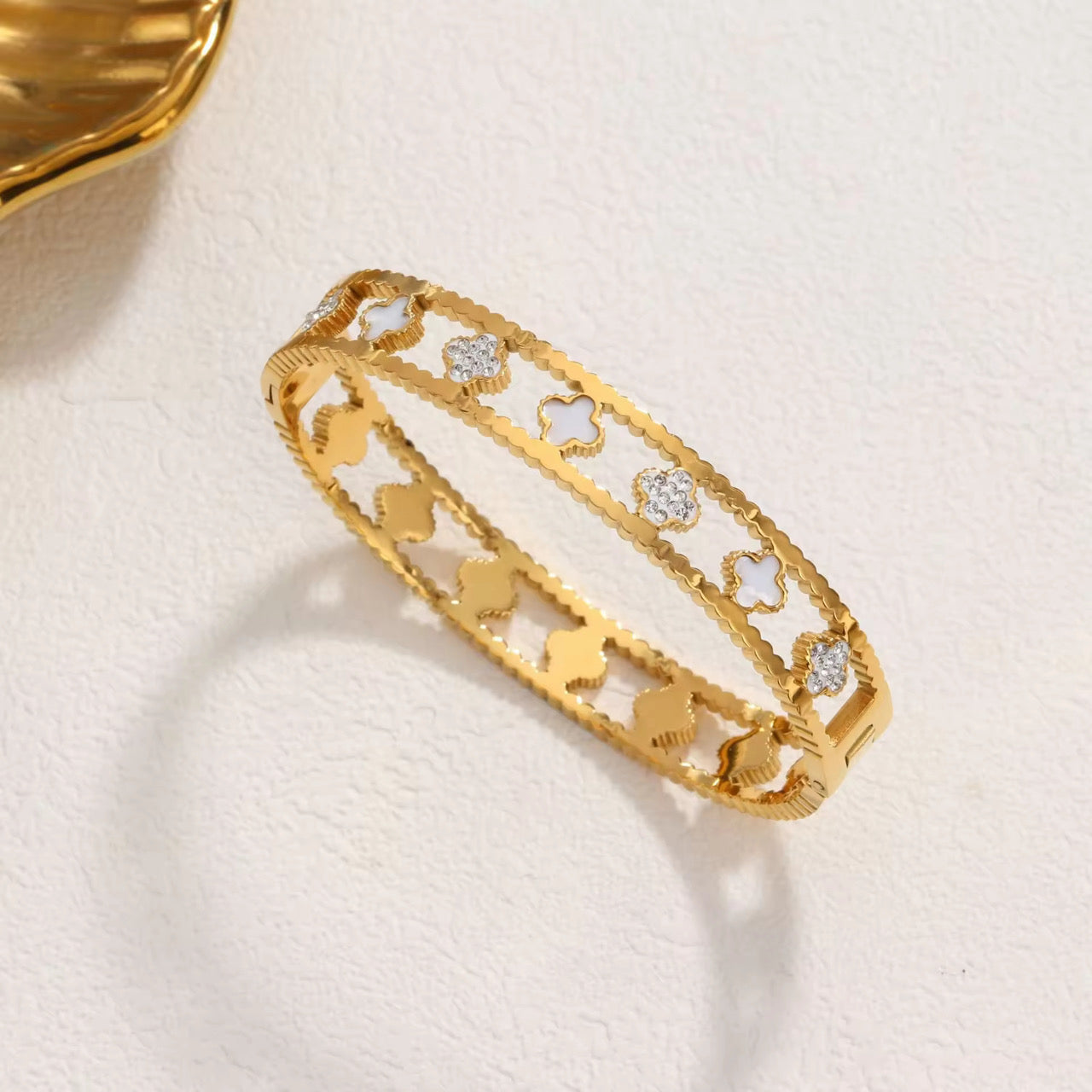 Exquisite Clover Bangle