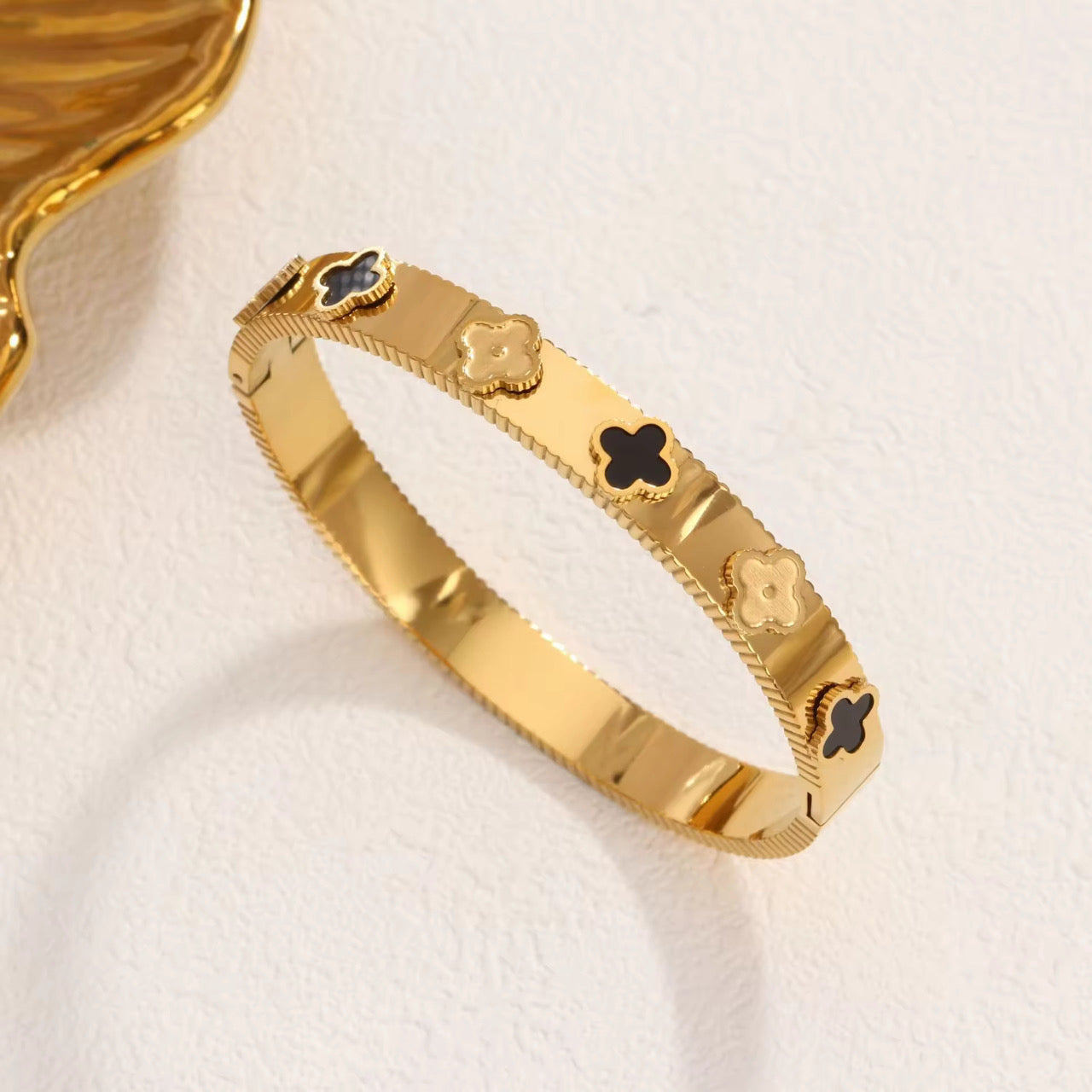 Luxurious Four-Leaf Clover Stainless Steel Bangle