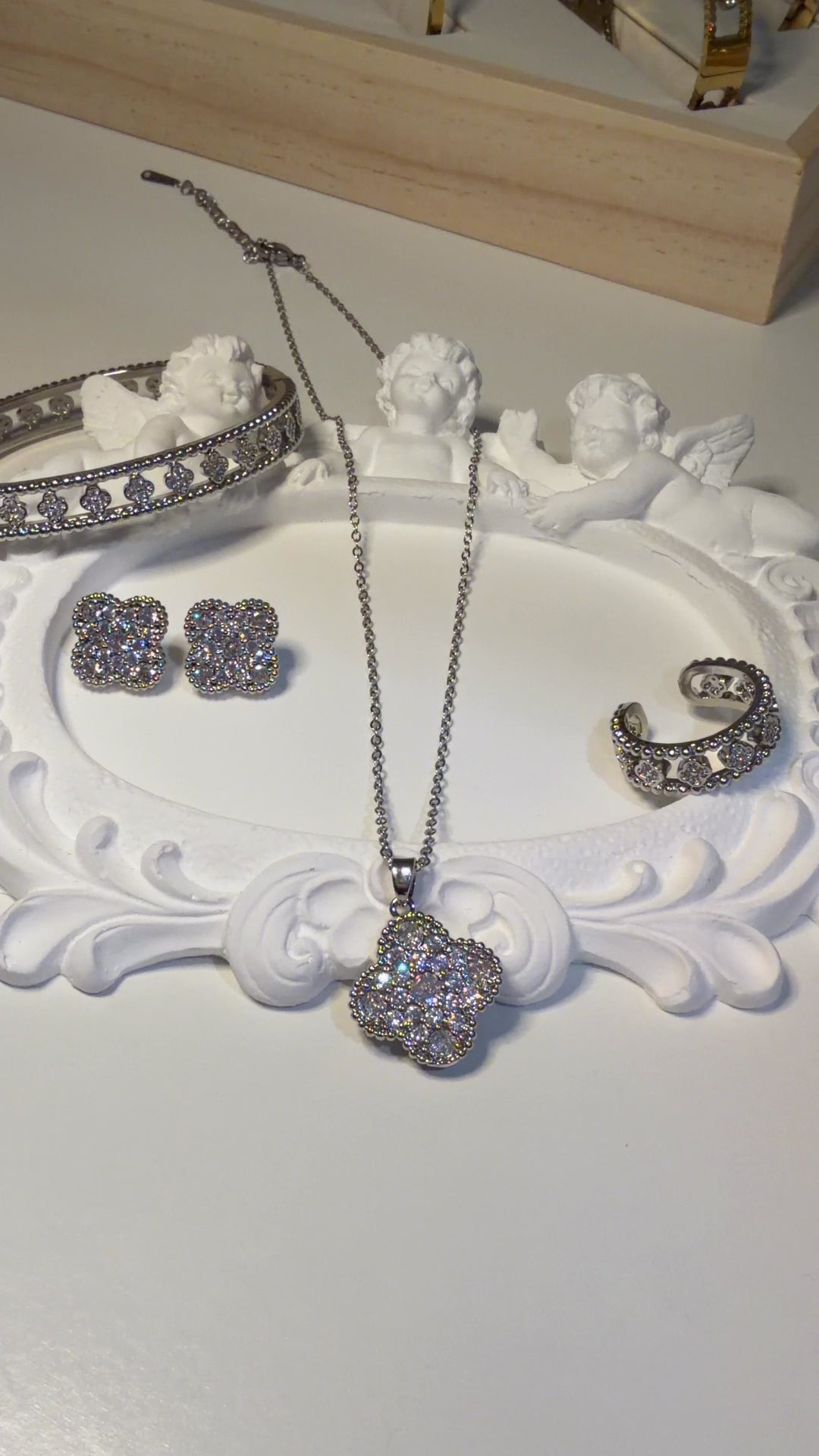 Quatrefoil Luxe Collection